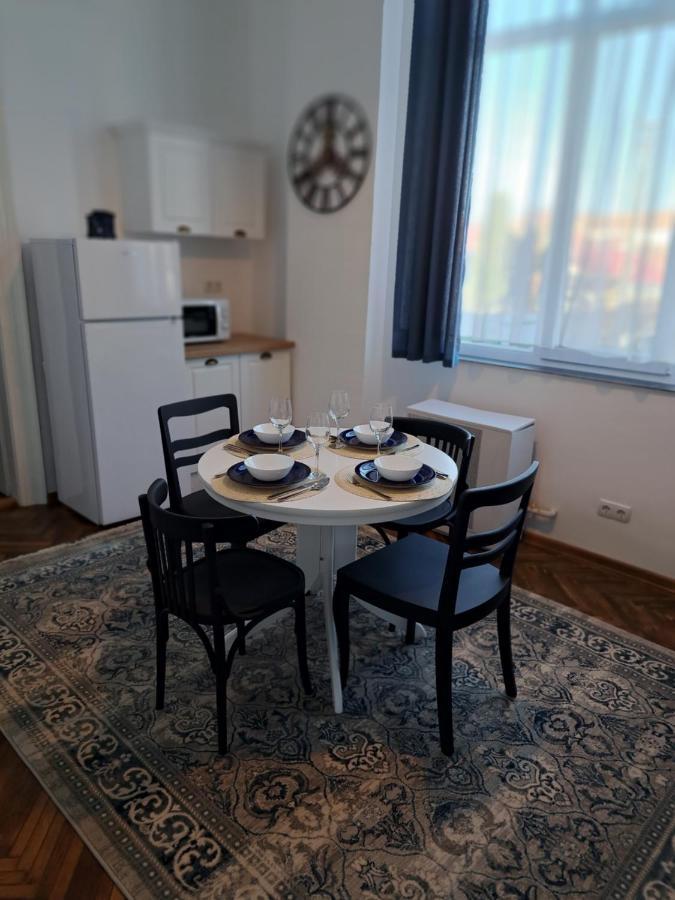 Weisz Apartment-City Center-Free Private Parking,Wifi,Ac Carei Buitenkant foto