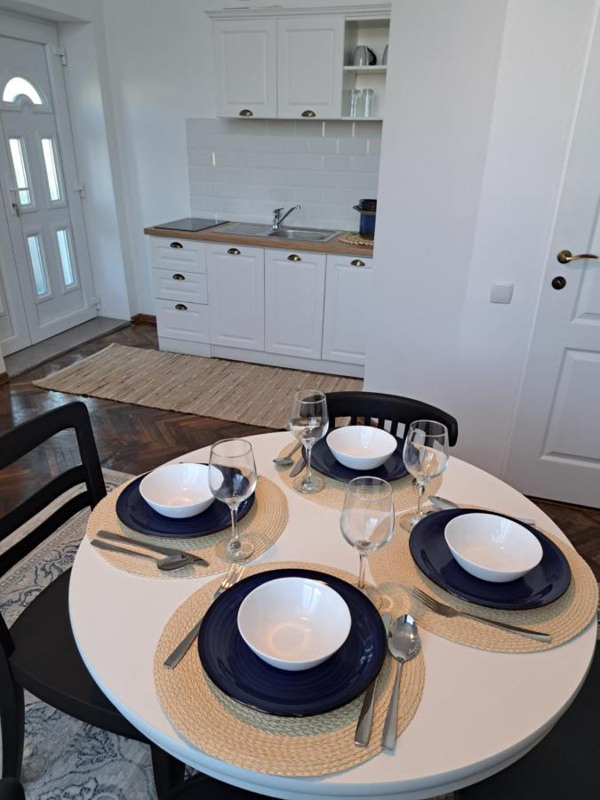 Weisz Apartment-City Center-Free Private Parking,Wifi,Ac Carei Buitenkant foto